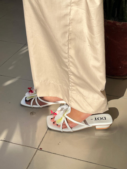 White Floral Chappal